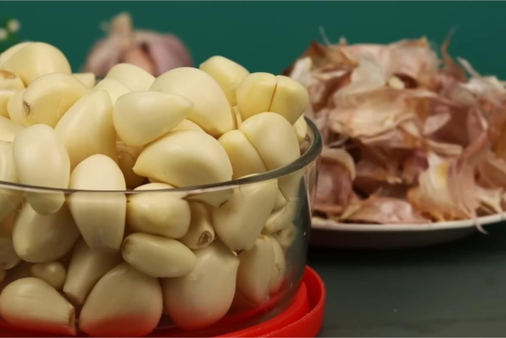 Como descascar alho: a melhor dica para descascar em minutos e conservá-lo por muitos dias 15 como descascar alho 18 12