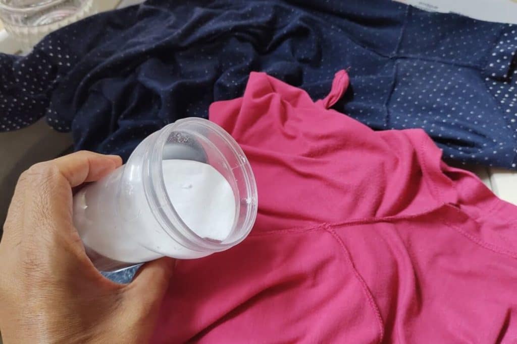 Como tirar cheiro de suor da roupa: dicas infalíveis para deixar suas peças limpas e cheirosas novamente 186 como tirar cheio de suor da roupa