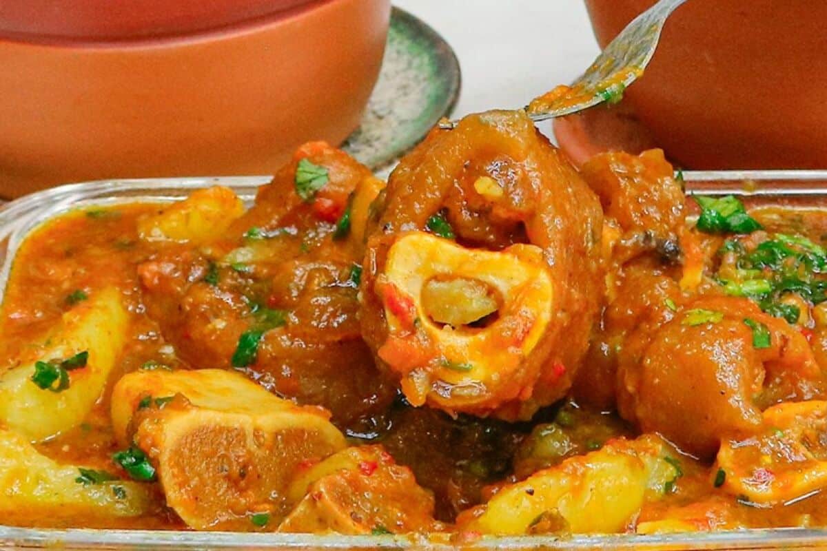 mocotó desmanchando do osso