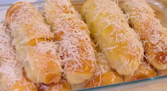 Pãozinho de leite condensado com coco e recheio de queijo, a combinação perfeita de doce e salgado 2 pãozinho de leite condensado