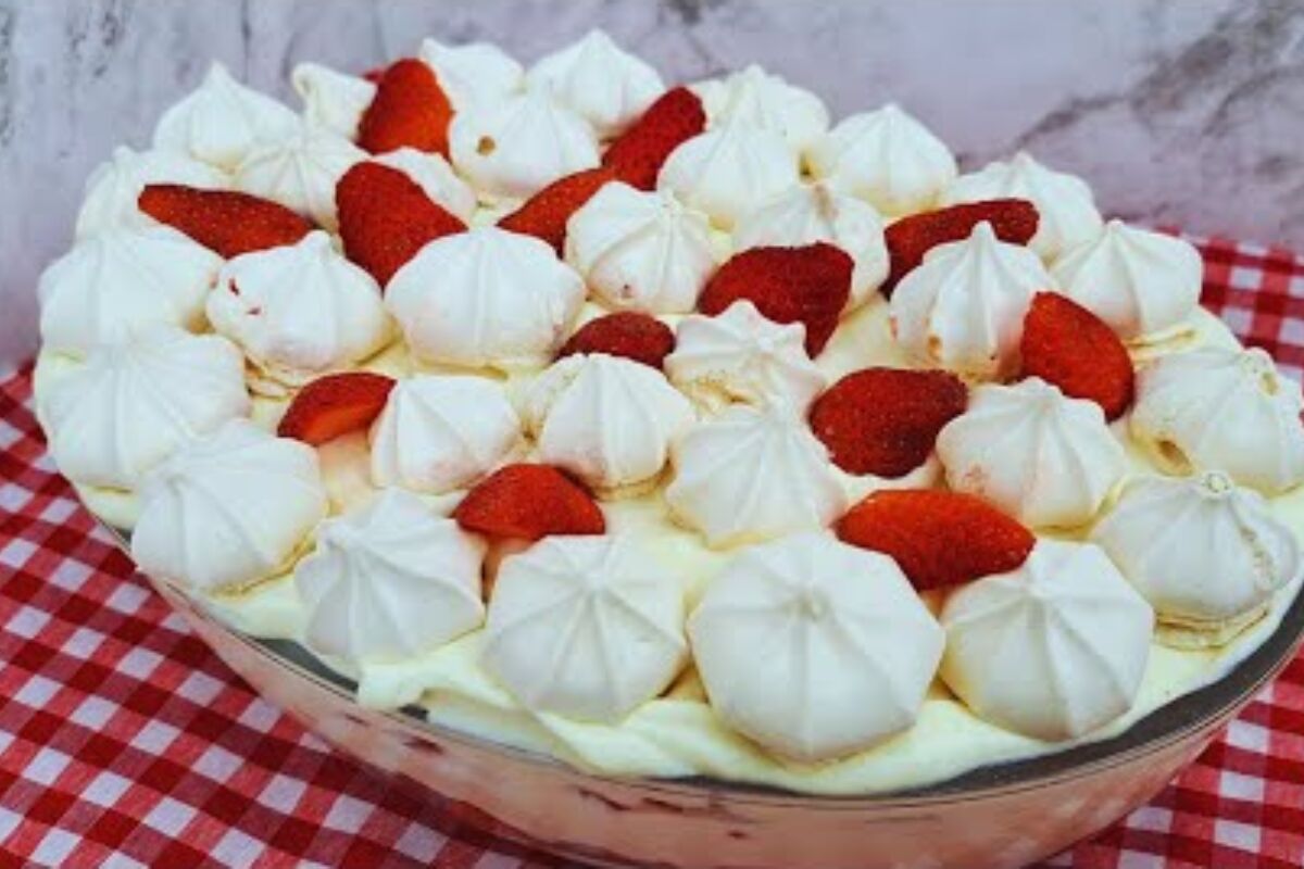 Pavê de morango cremoso e muito fácil de montar para ser a sobremesa de sucesso da sua família 180 pavê de morango cremoso