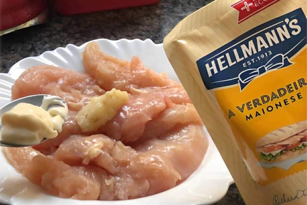 Receita de frango na maionese: uma versão prática de parmegiana que fica suculenta e não precisa empanar nem fritar 26 Receita de frango na maionese