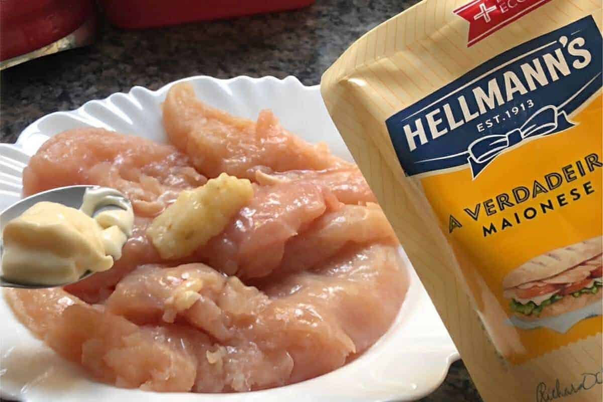 Receita de frango na maionese: uma versão prática de parmegiana que fica suculenta e não precisa empanar nem fritar 25 Receita de frango na maionese