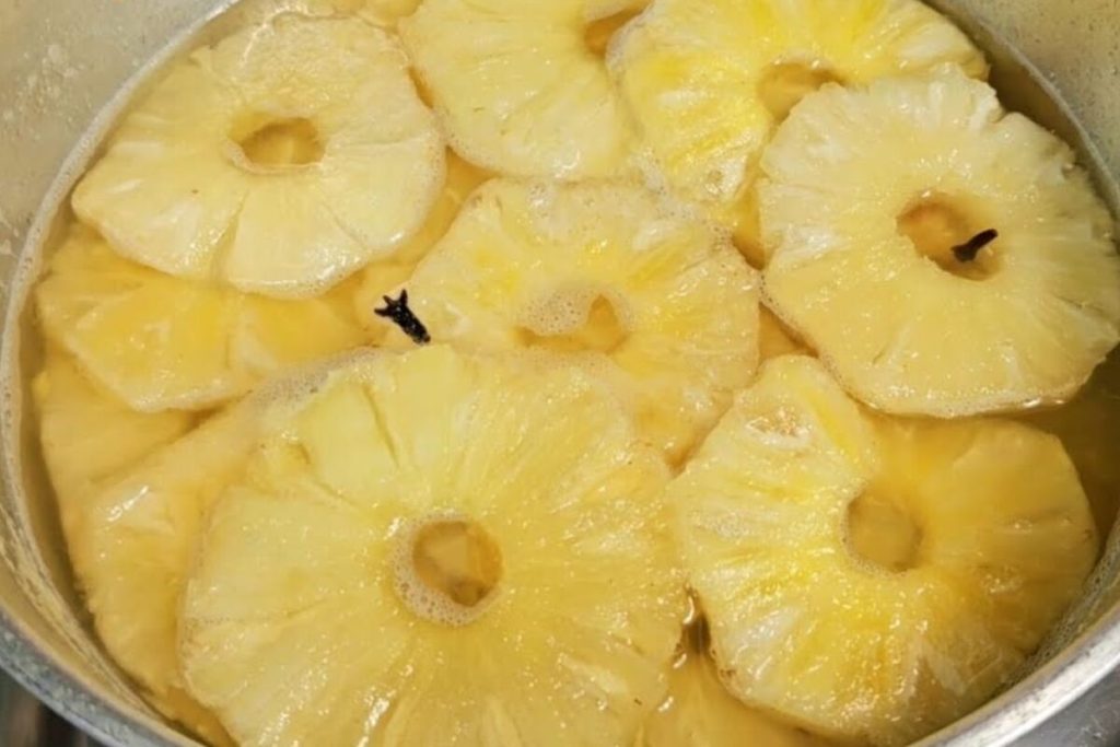 Abacaxi em calda caseiro, que é fácil e rápido, perfeito para saborear puro ou usar em bolos 30 Abacaxi em calda