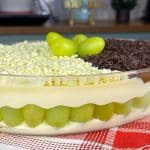 Bombom de uva na travessa