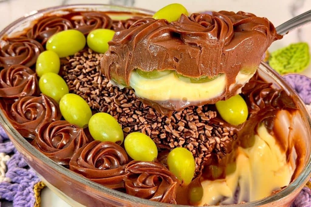 Bombom de uva na travessa