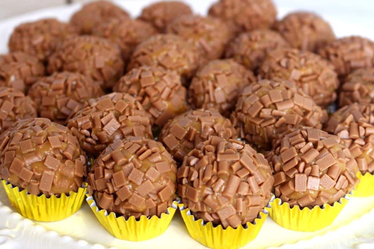 Brigadeiro de doce de leite com uma textura incrível, para servir em festas ou comer às colheradas 61 Brigadeiro de doce de leite
