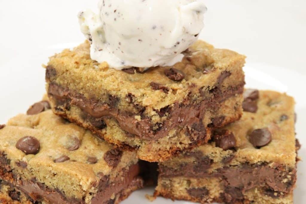 Cookie de travessa que já sai recheado do forno, para você servir morno com uma bola de sorvete 52 Cookie de travessa