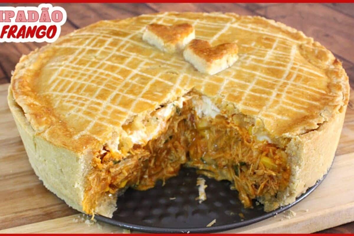 Empadão de frango cremoso, com uma massa que derrete na boca e um recheio suculento 99 Empadão de frango cremoso