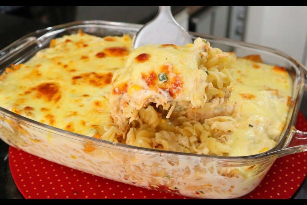 Macarrão com frango ao molho branco simples e fácil, um almoço completo que será muito elogiado 6 Macarrão com frango ao molho branco