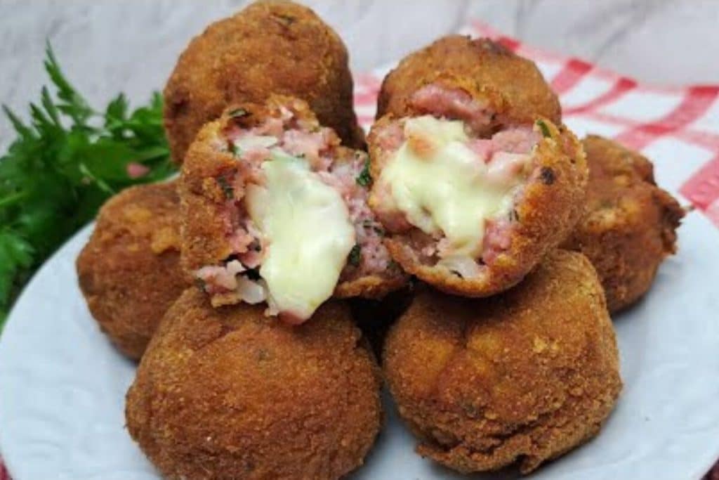 Bolinho de linguiça toscana com queijo, um petisco perfeito para saborear com os amigos 96 Bolinho de linguiça toscana