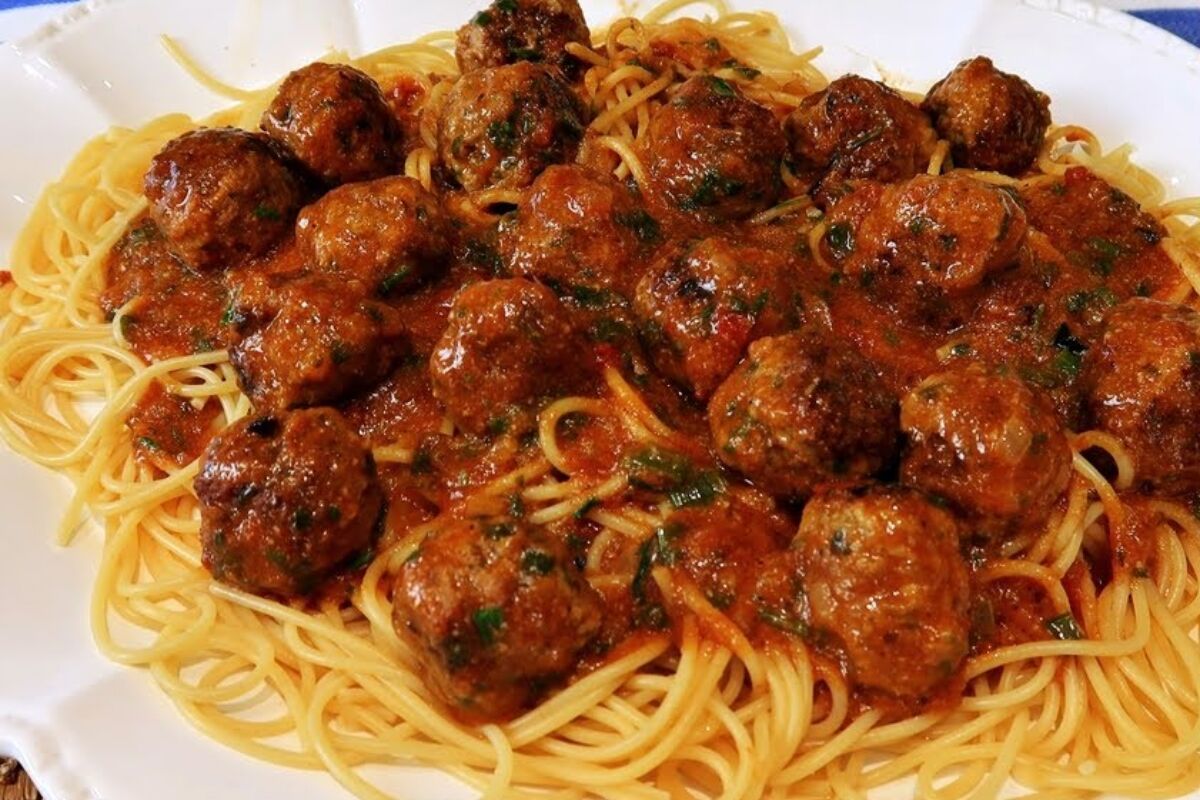 macarrão com almôndegas