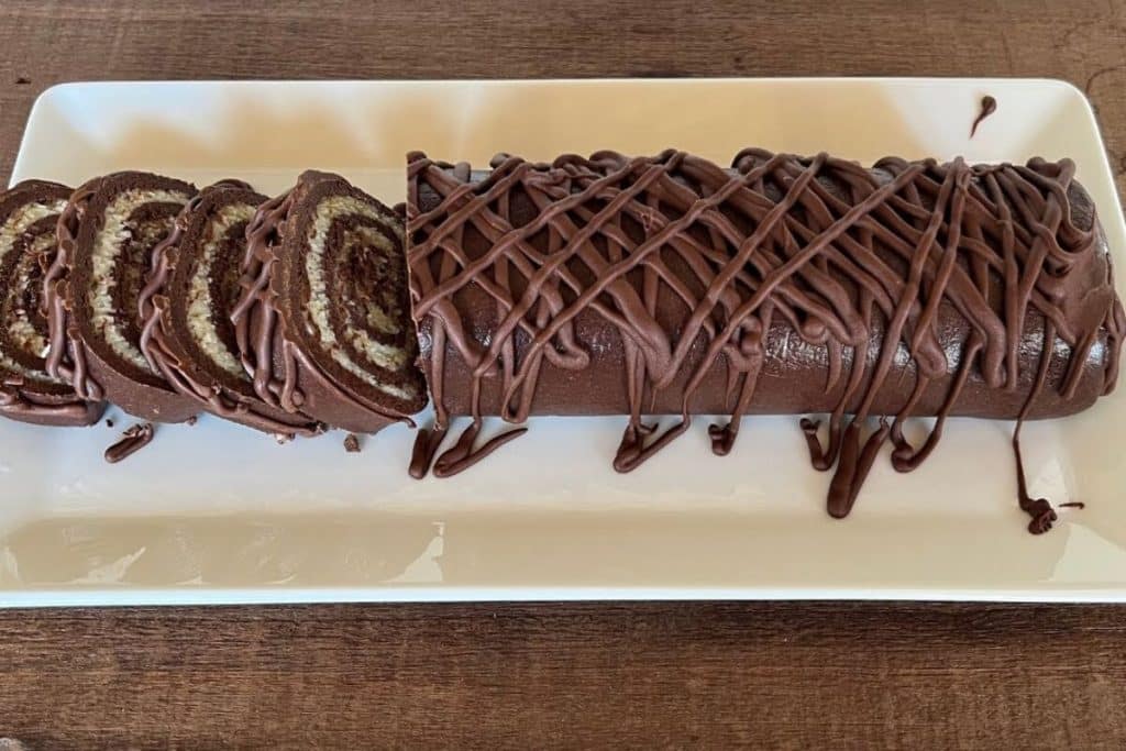 Rocambole prestígio: fácil de fazer, derrete na boca e combina chocolate com coco com perfeição 6 Rocambole prestígio