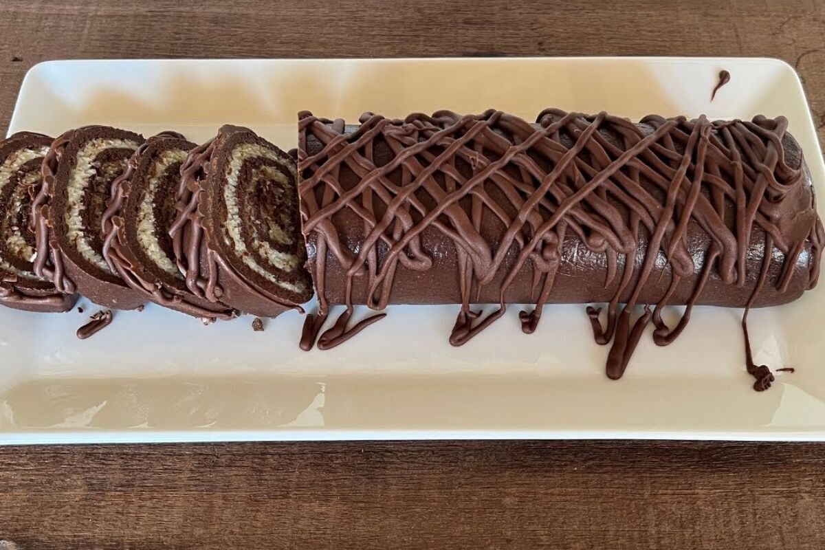 Rocambole prestígio: fácil de fazer, derrete na boca e combina chocolate com coco com perfeição 5 Rocambole prestígio
