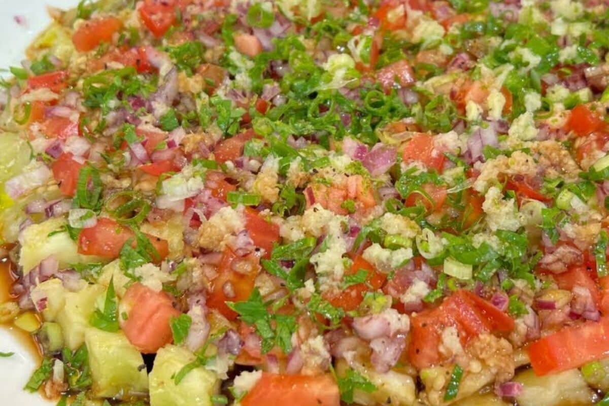 Salada de berinjela no microondas que fica colorida e saborosa, um acompanhamento prático e saudável 11 Salada de berinjela no microondas