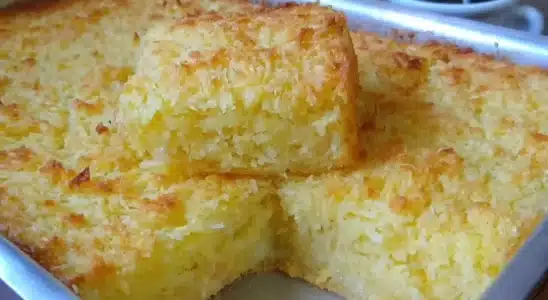 Bolo de mandioca com coco sem farinha de trigo, cremoso e irresistível, ideal para servir no café 2 Bolo de mandioca com coco