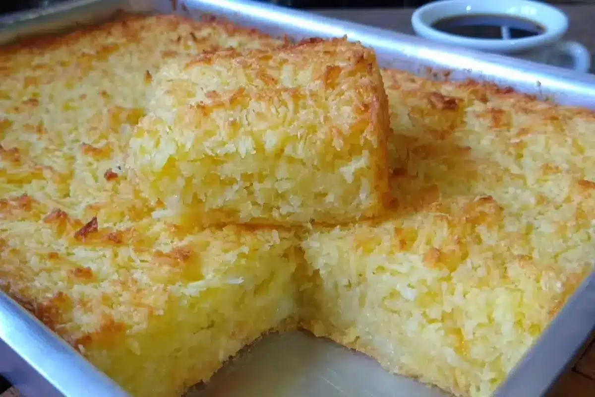 Bolo de mandioca com coco sem farinha de trigo, cremoso e irresistível, ideal para servir no café 69 Bolo de mandioca com coco