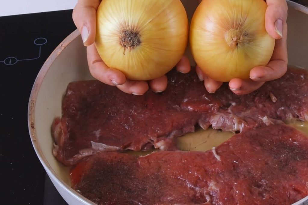 Bife acebolado suculento e muito saboroso, que todos amam, perfeito para o seu dia a dia 120 Bife acebolado