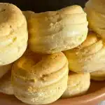 Biscoito de queijo fofinho feito com iogurte, uma receita que cresce demais no forno e fica divina 1 Biscoito de queijo