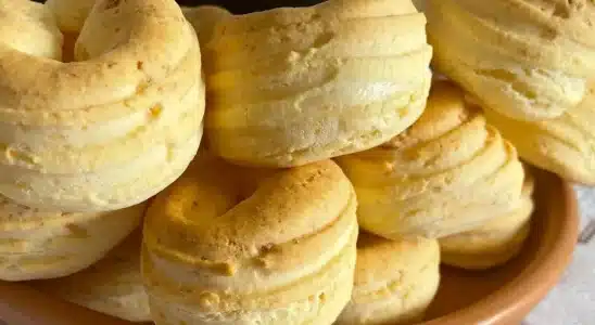 Biscoito de queijo fofinho feito com iogurte, uma receita que cresce demais no forno e fica divina 2 Biscoito de queijo