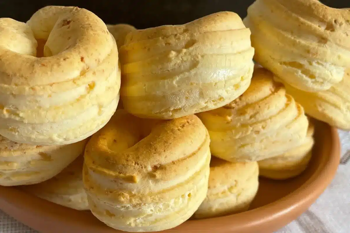 Biscoito de queijo fofinho feito com iogurte, uma receita que cresce demais no forno e fica divina 59 Biscoito de queijo