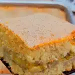 Bolo de banana recheado que já sai do forno pronto e fica com uma massa super fofinha 1 Bolo de banana recheado