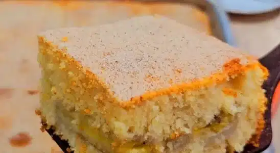 Bolo de banana recheado que já sai do forno pronto e fica com uma massa super fofinha 3 Bolo de banana recheado