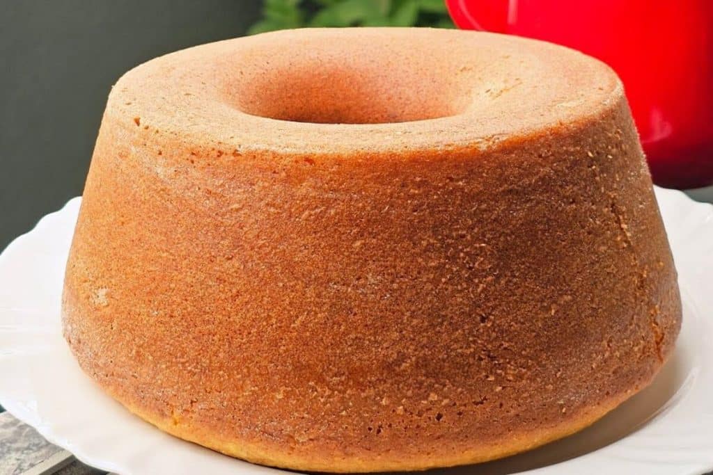 Bolo de fubá com creme de leite