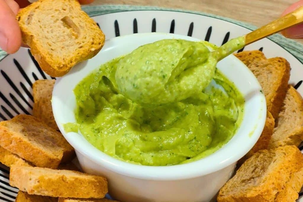 Maionese de abacate low carb feita sem ovos, saudável e bem cremosa, para os seus lanches e saladas 136 Maionese de abacate low carb