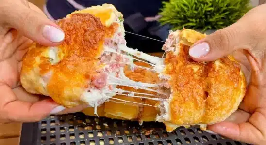 Pão de alho com calabresa feito em minutos, uma opção rápida e super saborosa 1 Pão de alho com calabresa