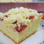 Bolo cuca de morango com creme e farofa: uma combinação divina de texturas, perfeito para a sobremesa 1 Bolo cuca de morango
