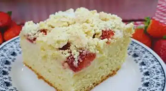 Bolo cuca de morango com creme e farofa: uma combinação divina de texturas, perfeito para a sobremesa 1 Bolo cuca de morango
