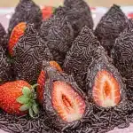Coxinha de brigadeiro com morangos: o doce que une duas paixões em uma receita criativa e irresistível 1 Coxinha de brigadeiro