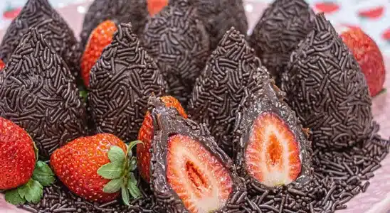 Coxinha de brigadeiro com morangos: o doce que une duas paixões em uma receita criativa e irresistível 3 Coxinha de brigadeiro