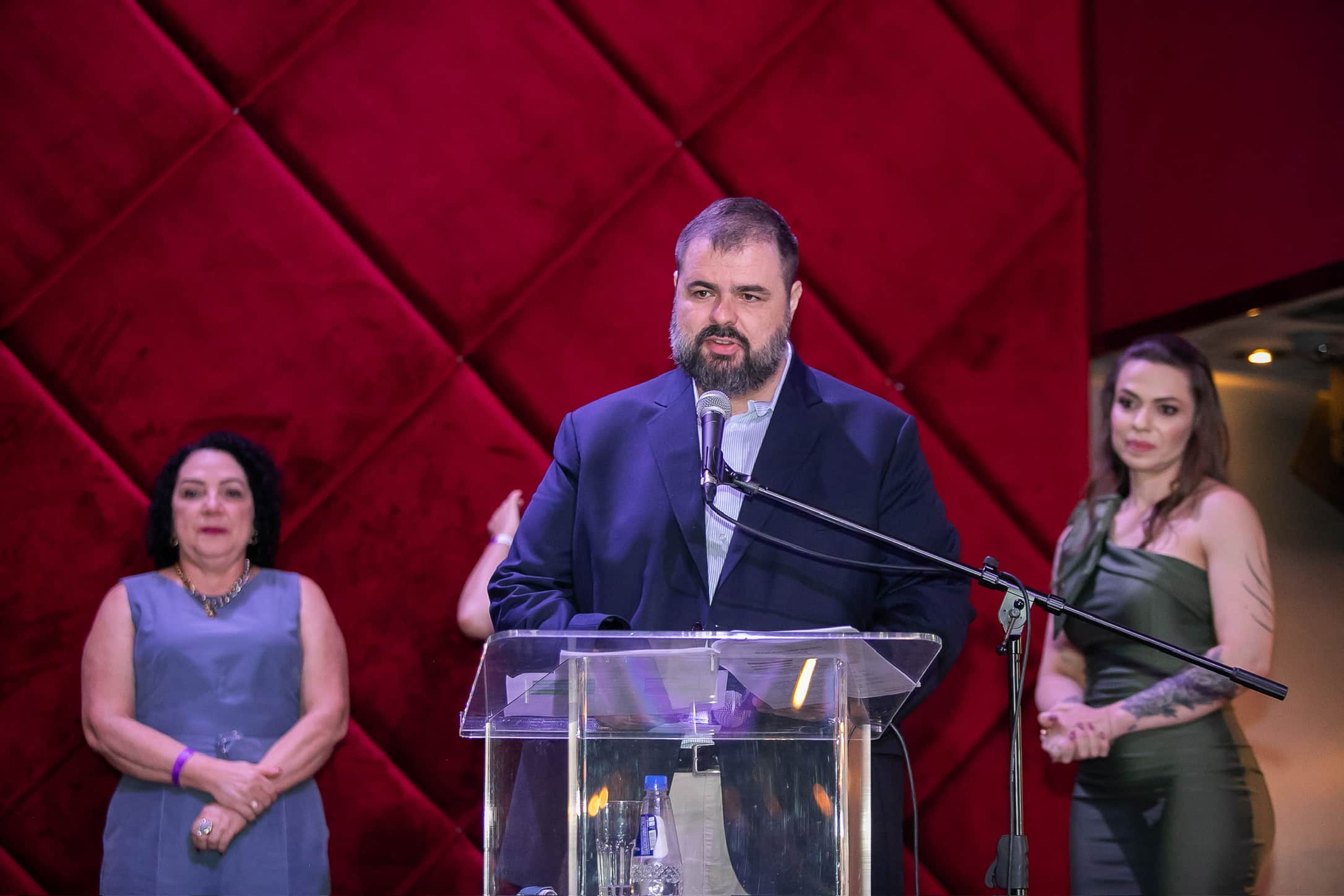 André Holmo discursando durante cerimônia do Brasil Publisher Awards