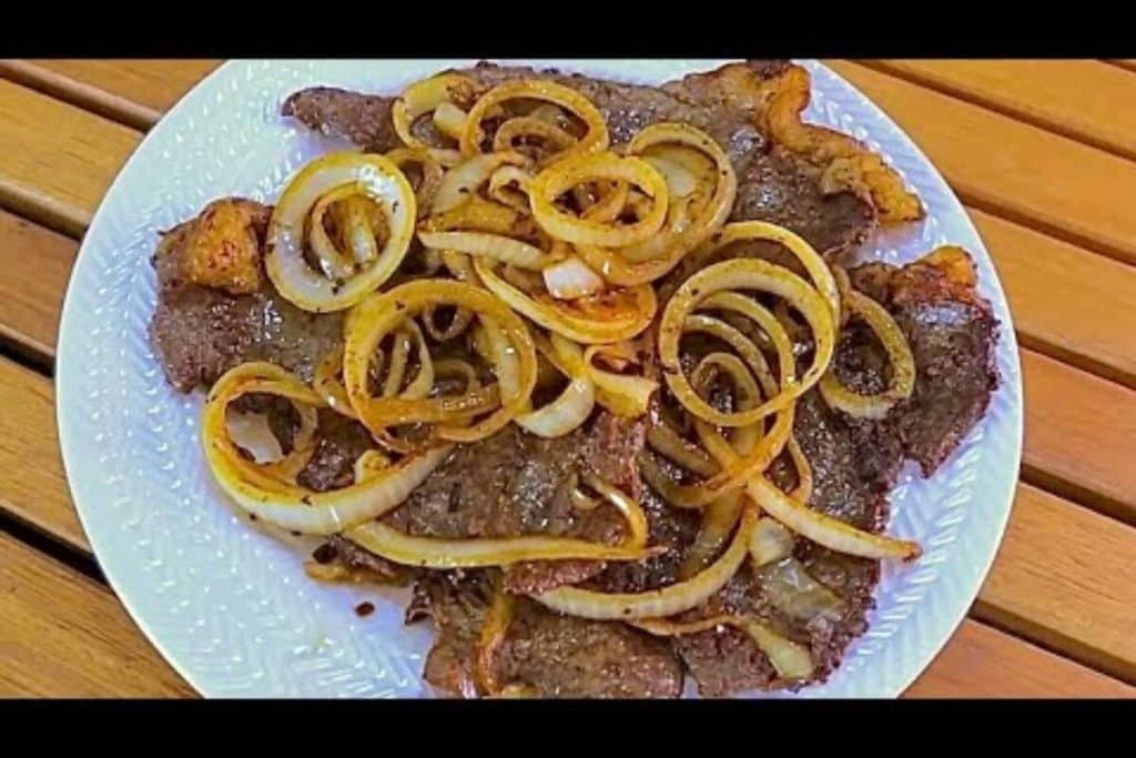 Bife acebolado