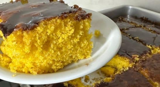 Bolo de cenoura com calda