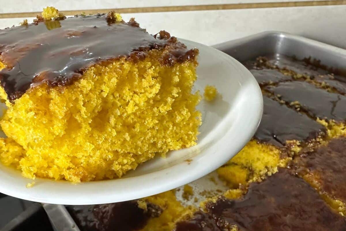 Bolo de cenoura com calda