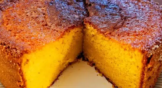 Bolo de fubá com laranja fofinho e molhadinho, aquele bolo caseiro com cheirinho de infância 1 Bolo de fubá com laranja