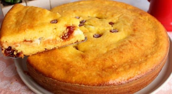 Bolo de milho com requeijão e goiabada