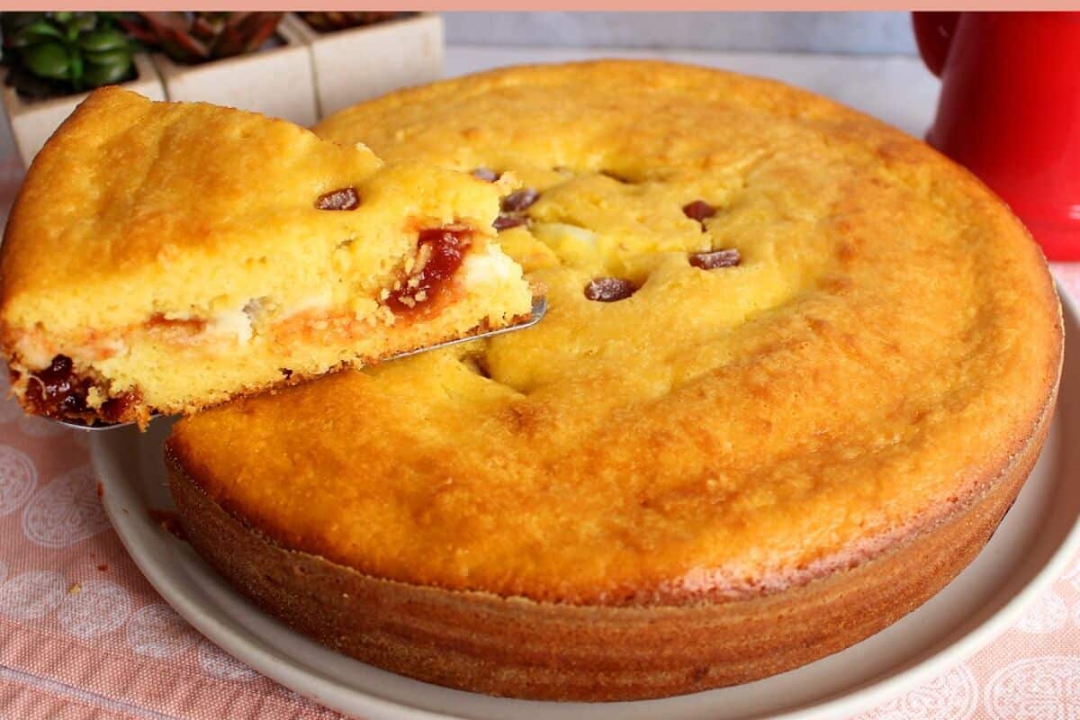 Bolo de milho com requeijão e goiabada