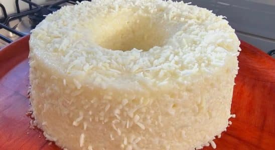 Bolo de tapioca com coco