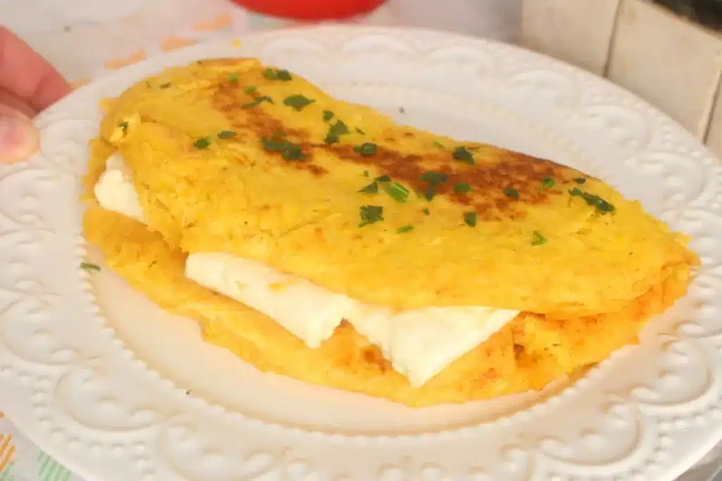 Cachapa venezuelana original, uma delícia de milho que é super fácil de preparar e fica incrível 4 Cachapa venezuelana