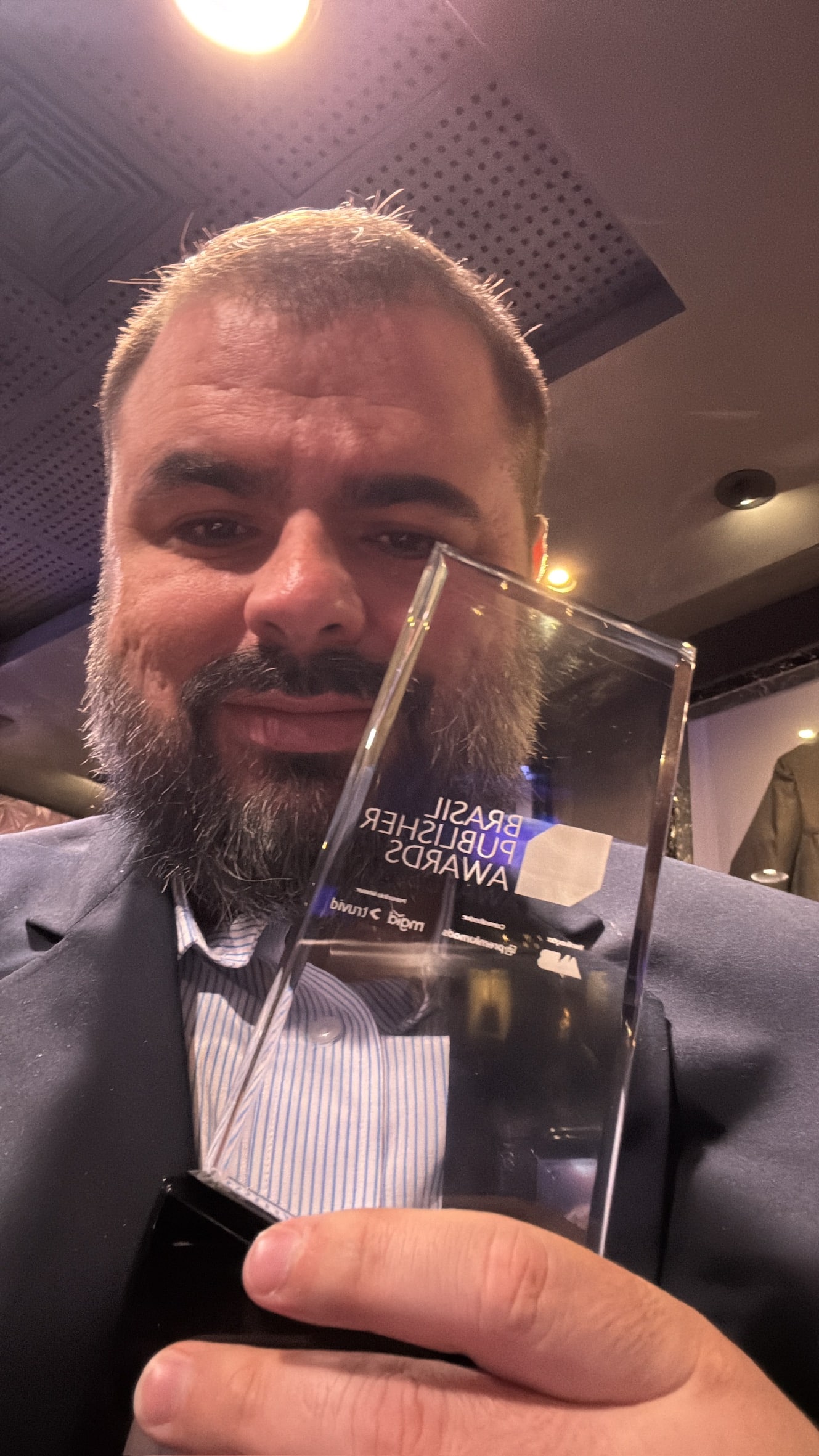 Caroline Donatelli e André Holmo recebem o troféu do Brasil Publisher Awards 2024