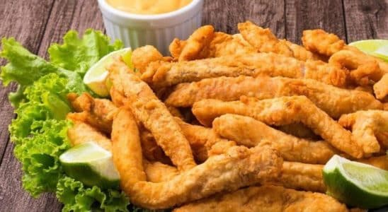 Isca de peixe empanada