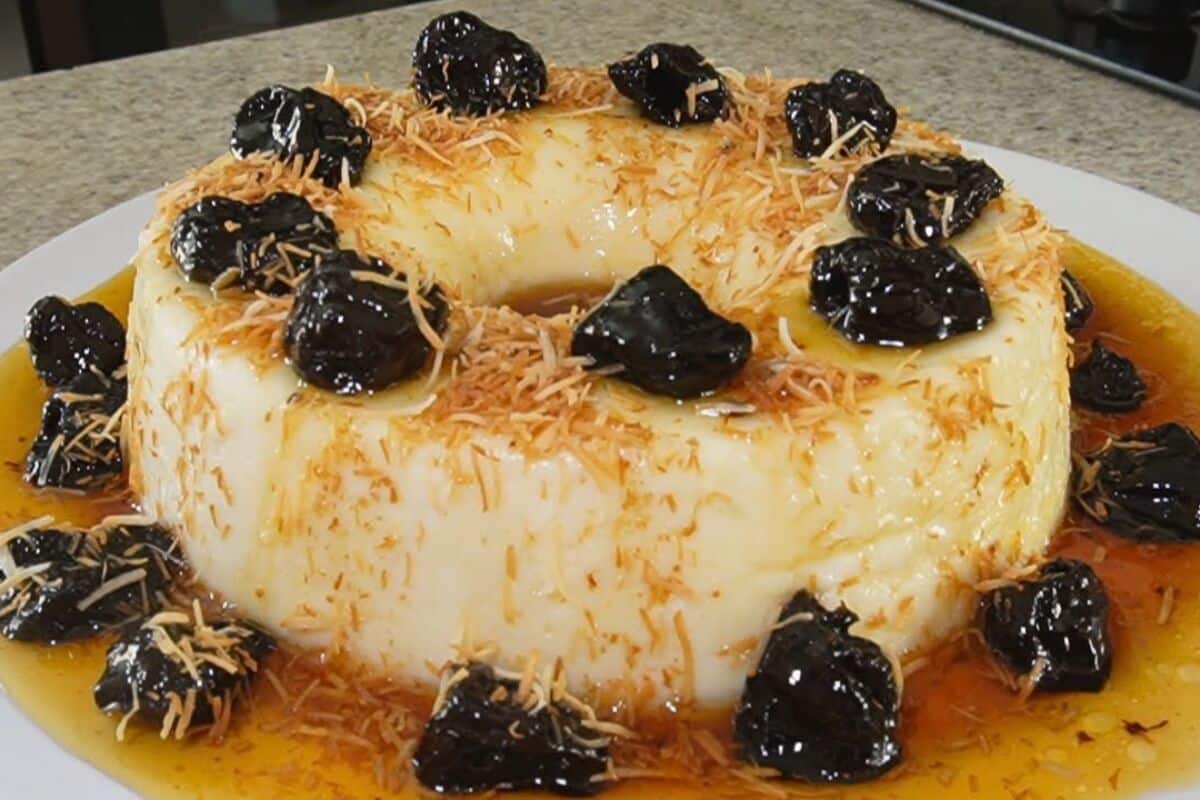 Manjar de coco com ameixa