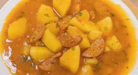 Sopa de mandioca com calabresa