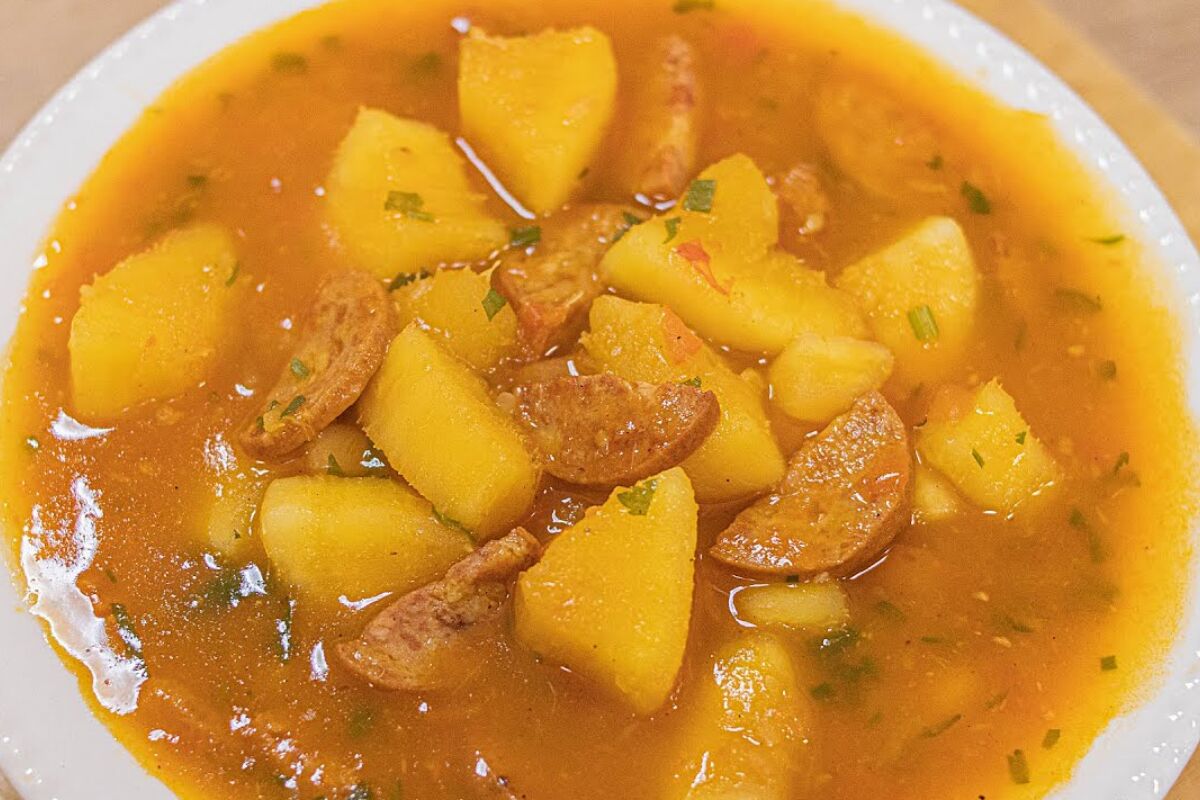 Sopa de mandioca com calabresa