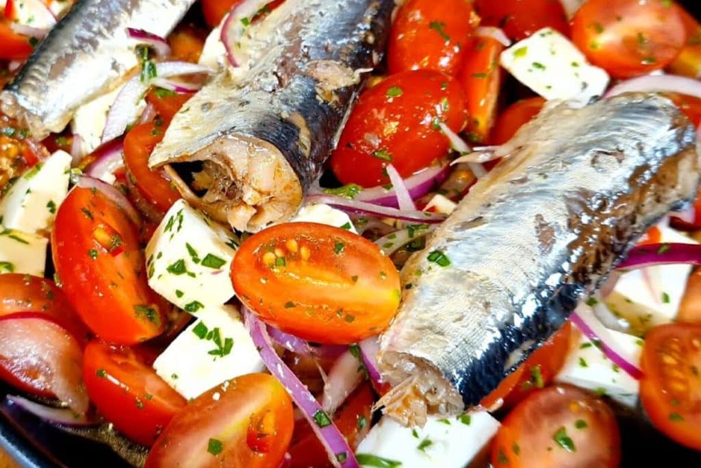 Salada de tomate com sardinha
