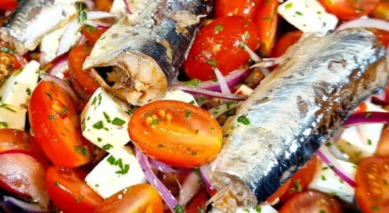 Salada de tomate com sardinha